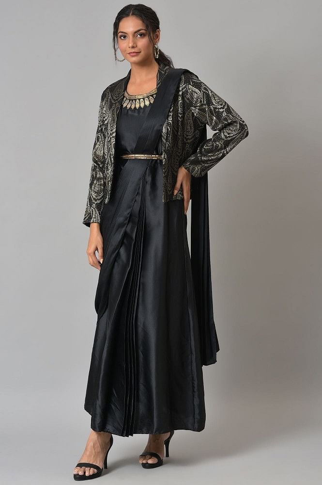 Premium Photo | Young fashion model beautiful woman in luxurious muslim  islamic clothing lace splicing long coat